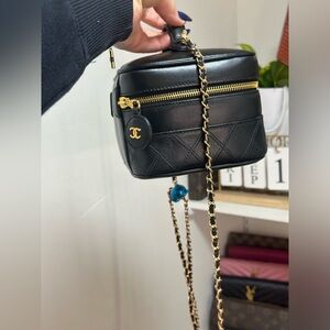SOLD 🚨‼️ Chanel vanity with generic chain